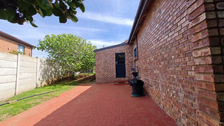 4 Bedroom Property for Sale in Boggomsbaai Western Cape